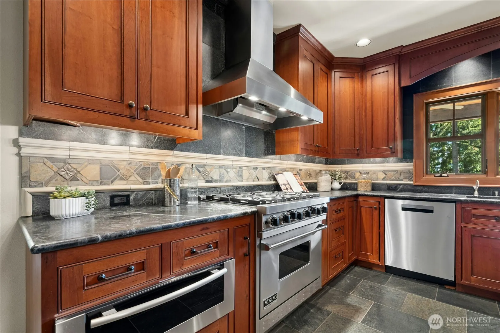 21241 SE 40th Street , Sammamish, WA 98075-5238