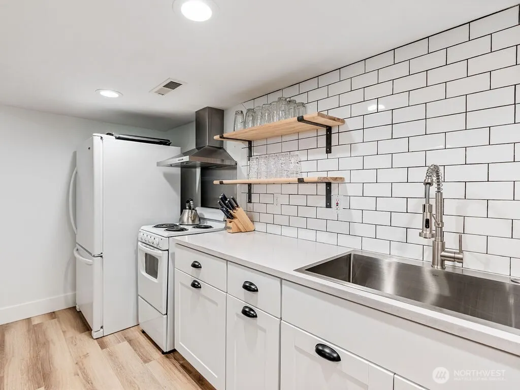 15620 NE 165th St , Woodinville, WA 98072