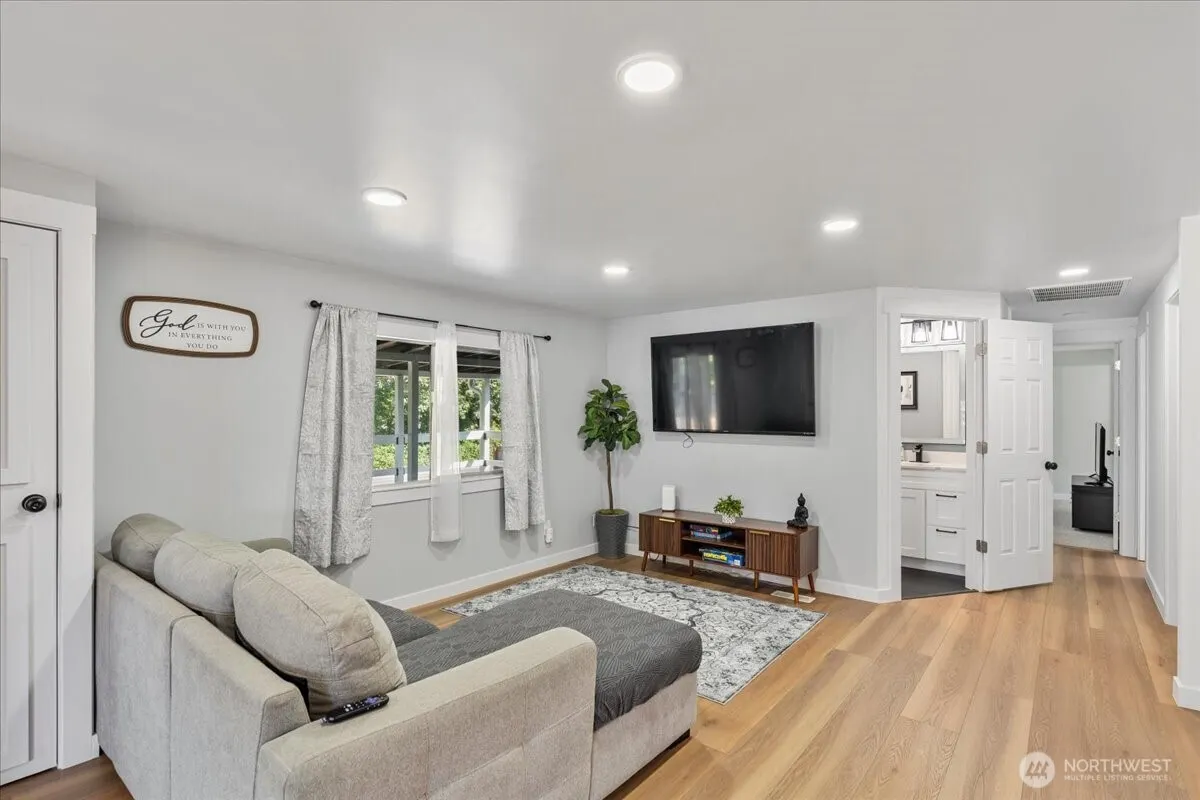 18033 116th Avenue SE, Renton, WA 98058