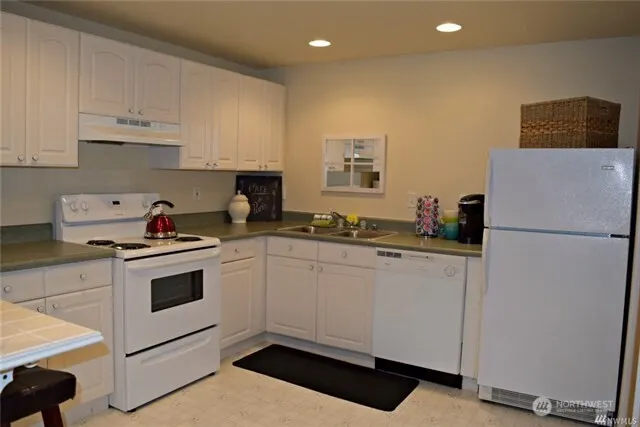 23042 NE 8th st Apt A #A, Sammamish, WA 98074-7230