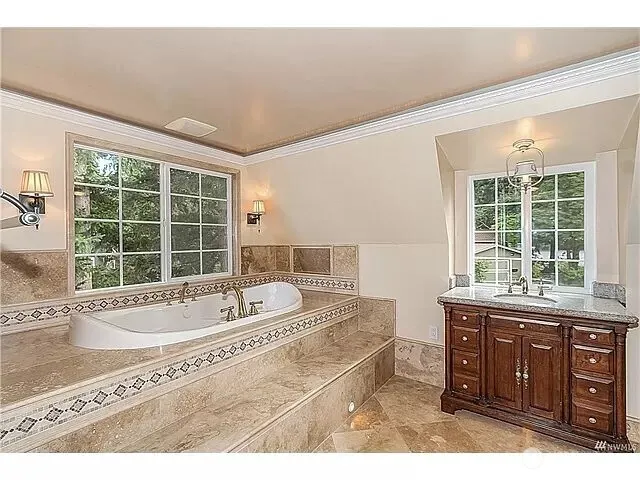 16404 NE 43rd Court , Redmond, WA 98052-5419