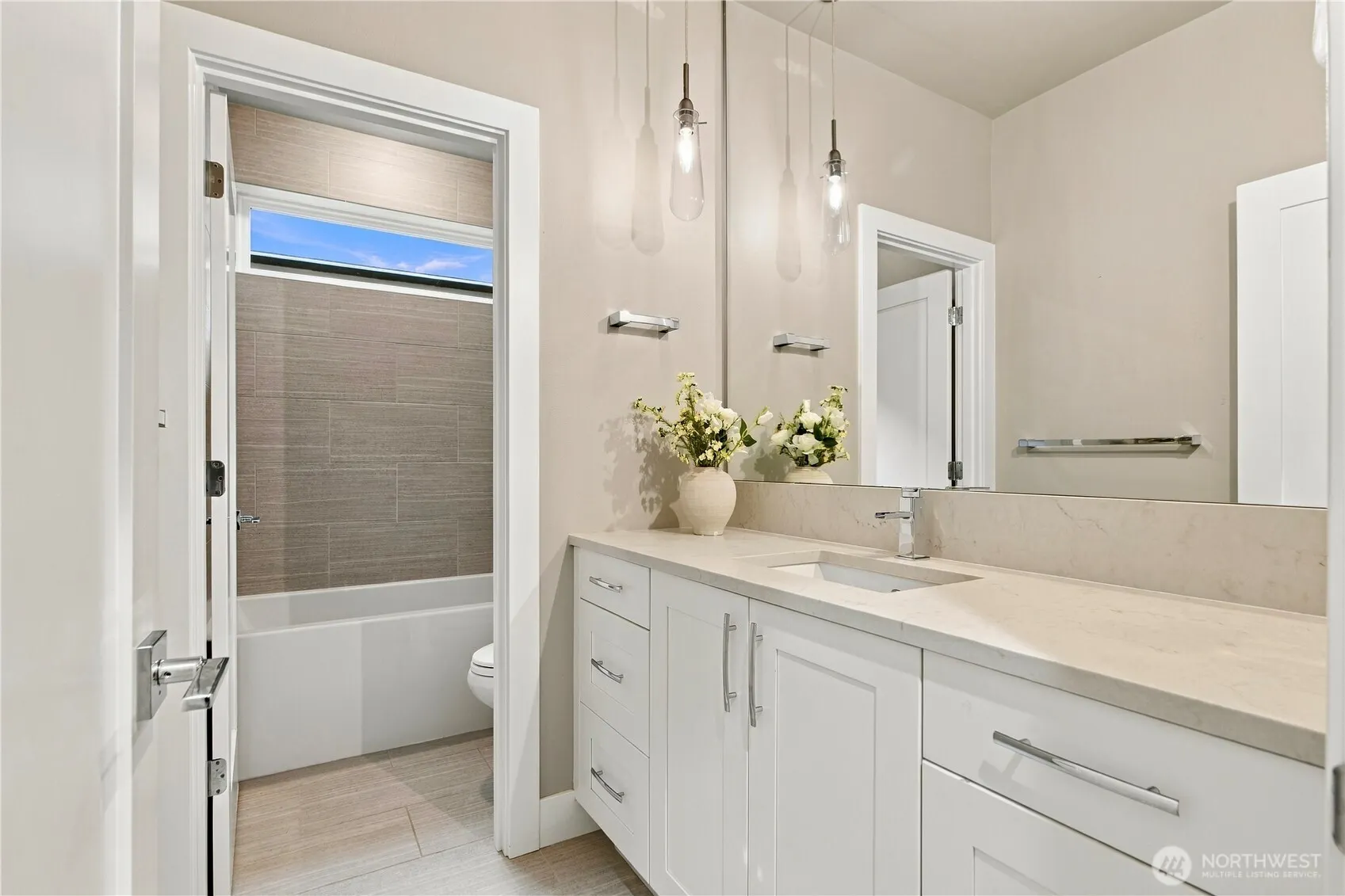 201 4th Court S #15, Kirkland, WA 98033