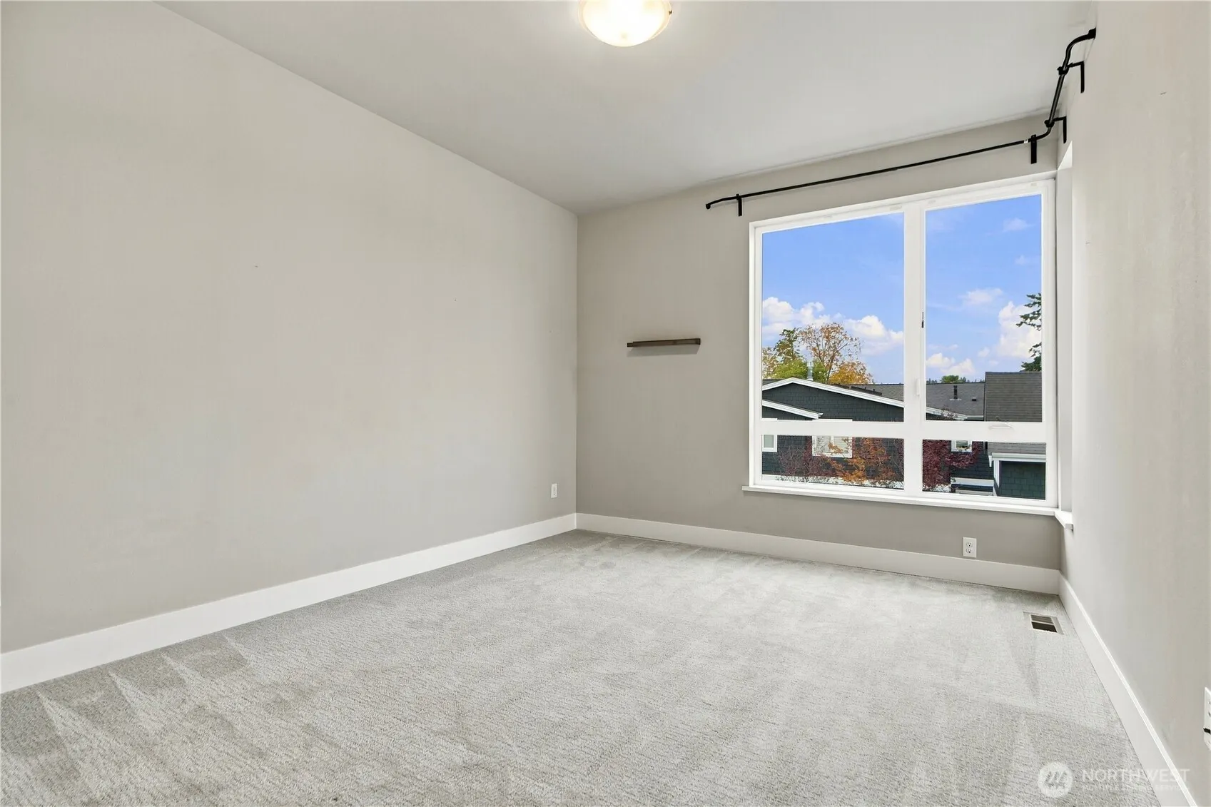 201 4th Court S #15, Kirkland, WA 98033
