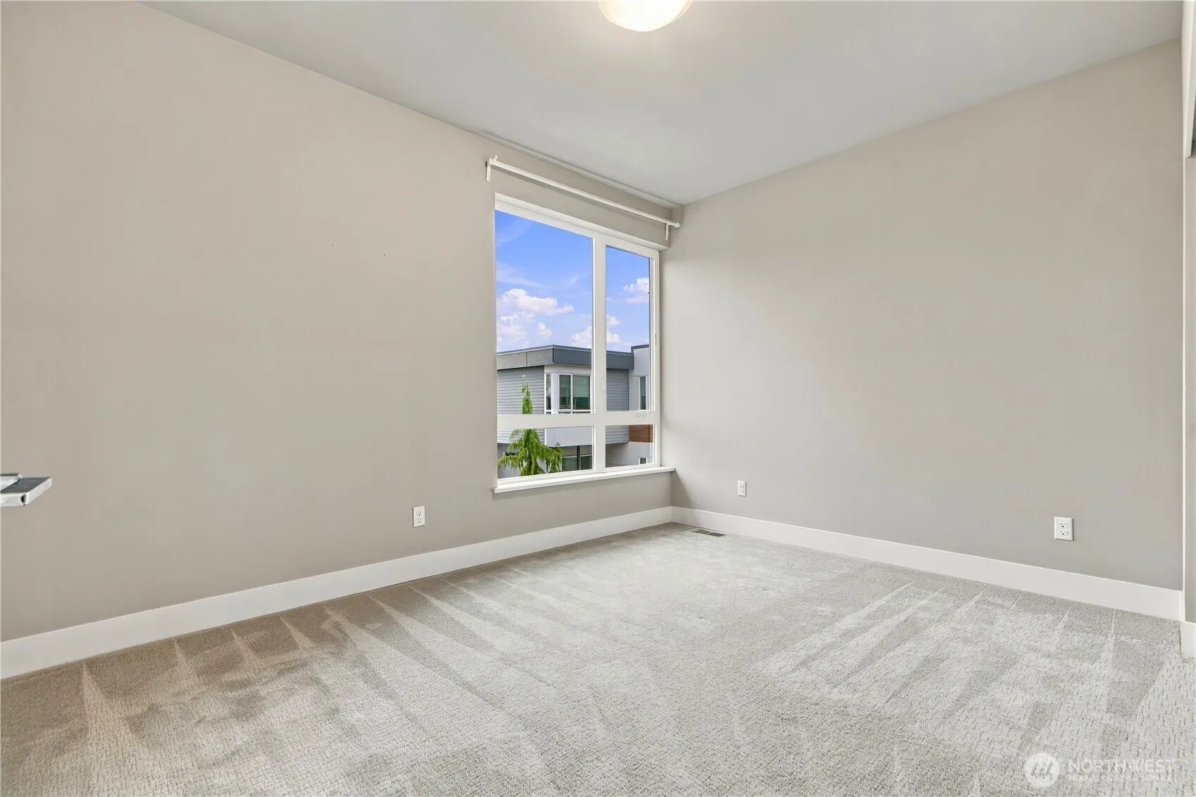 201 4th Court S #15, Kirkland, WA 98033