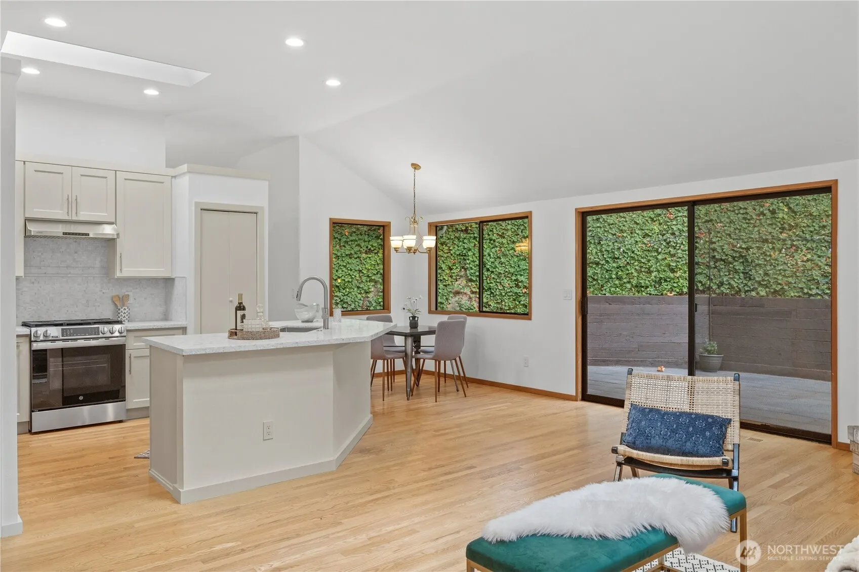 2925 W Lake Sammamish Parkway NE, Redmond, WA 98052