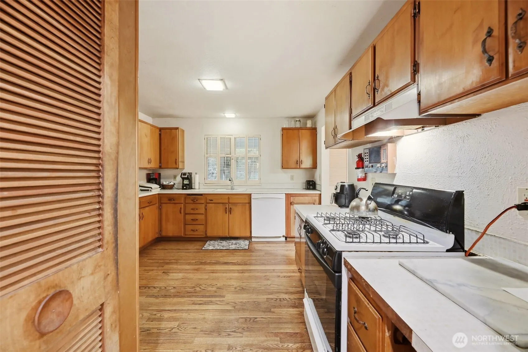 12832 Holiday Drive NE, Kirkland, WA 98034
