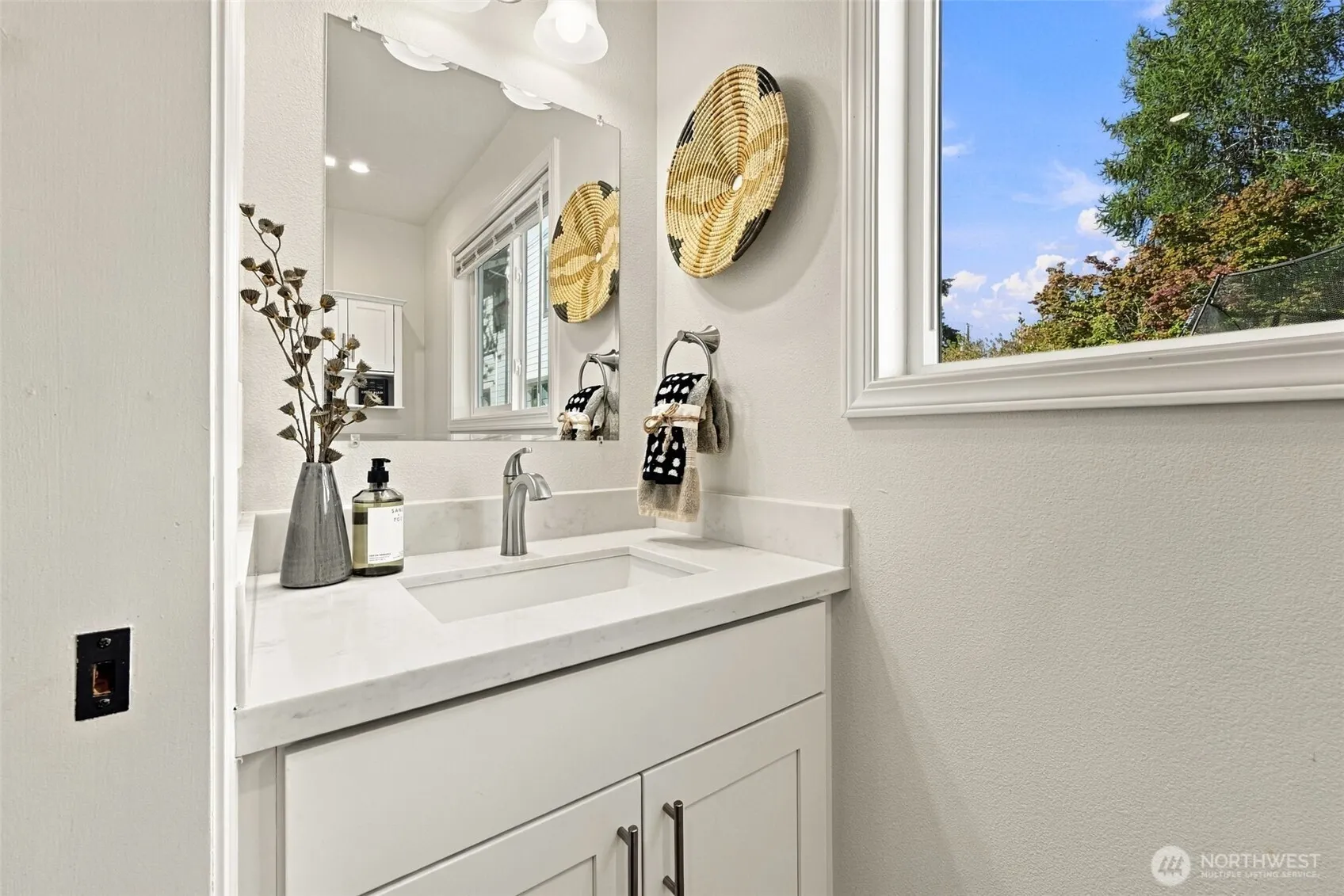 325 SE Andrews Street , Issaquah, WA 98027
