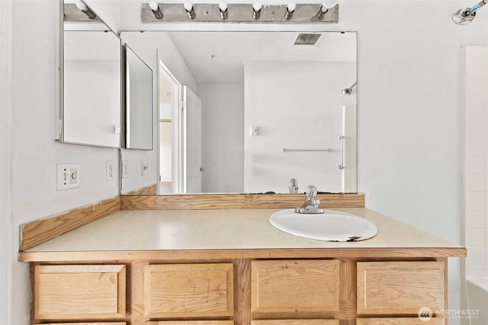 6704 S 239TH Place #B102, Kent, WA 98032