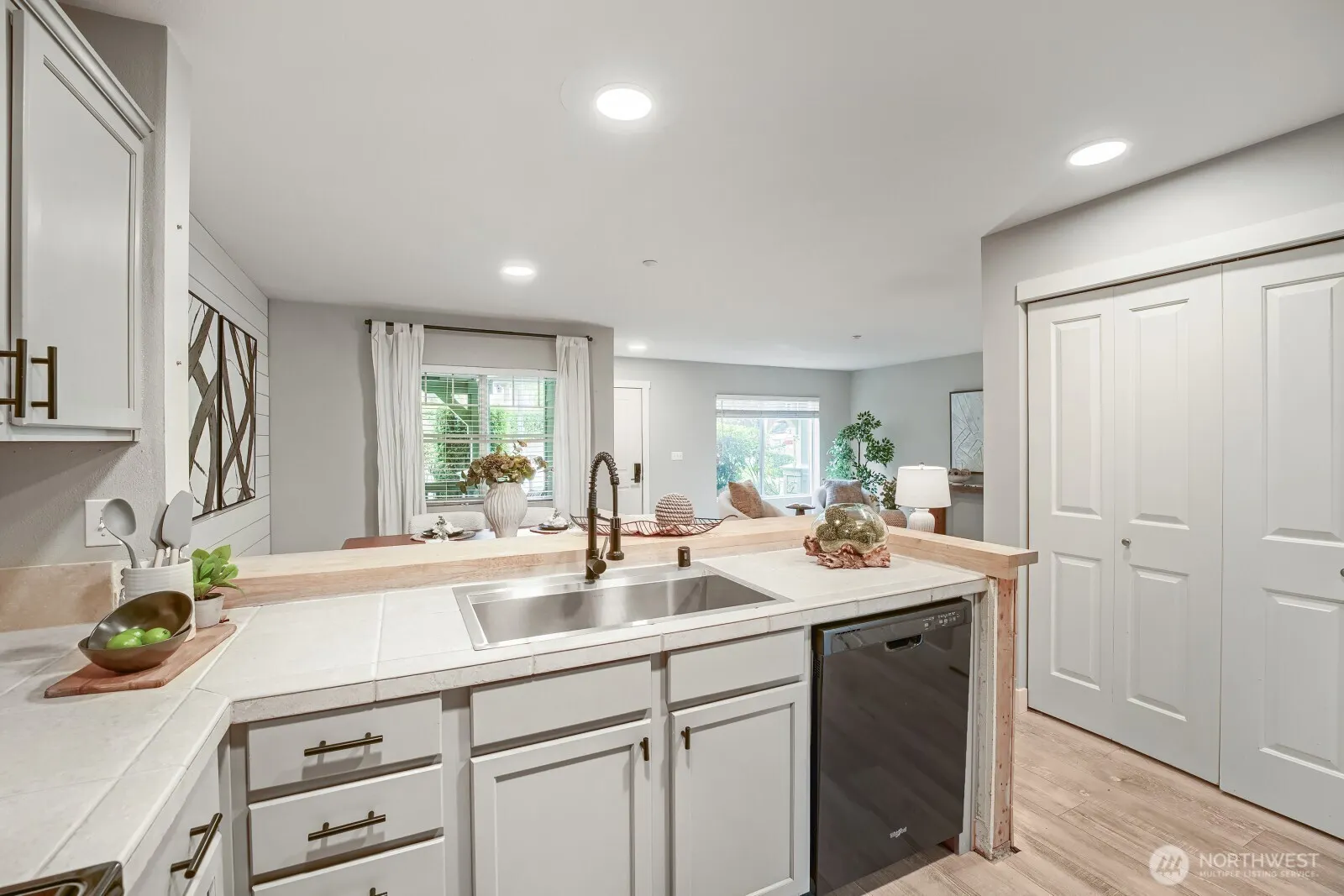 1905 24th Avenue NE #103, Issaquah, WA 98029