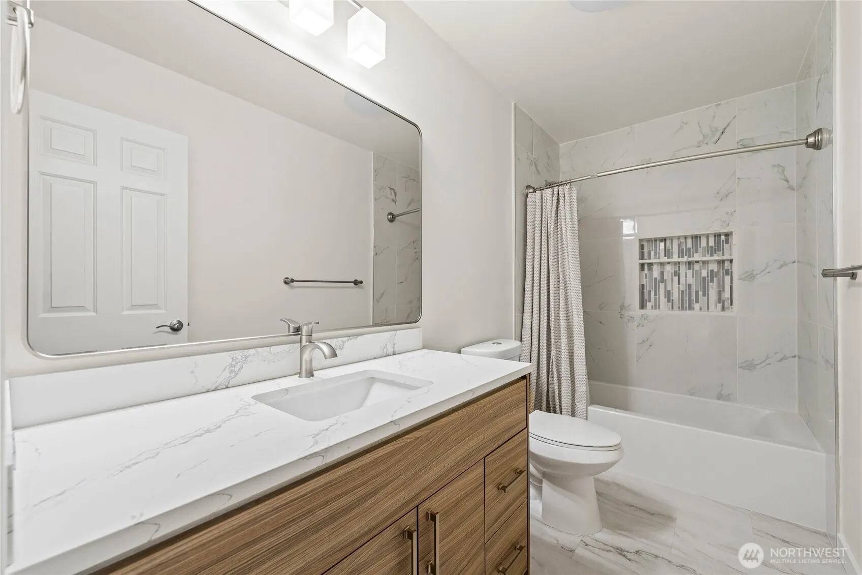 9525 S 221st Place , Kent, WA 98031
