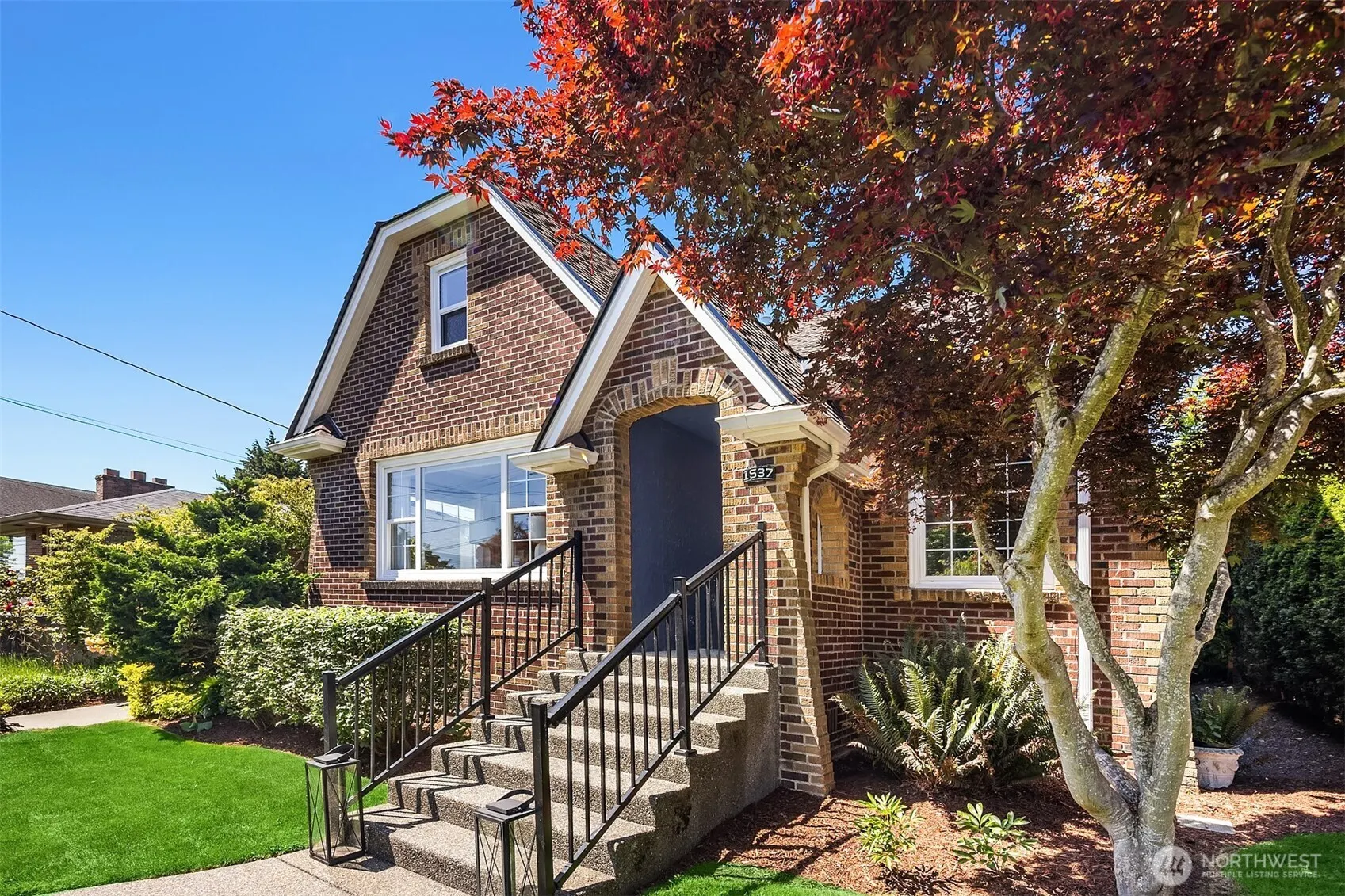1537 Thorndyke Avenue W, Seattle, WA 98199
