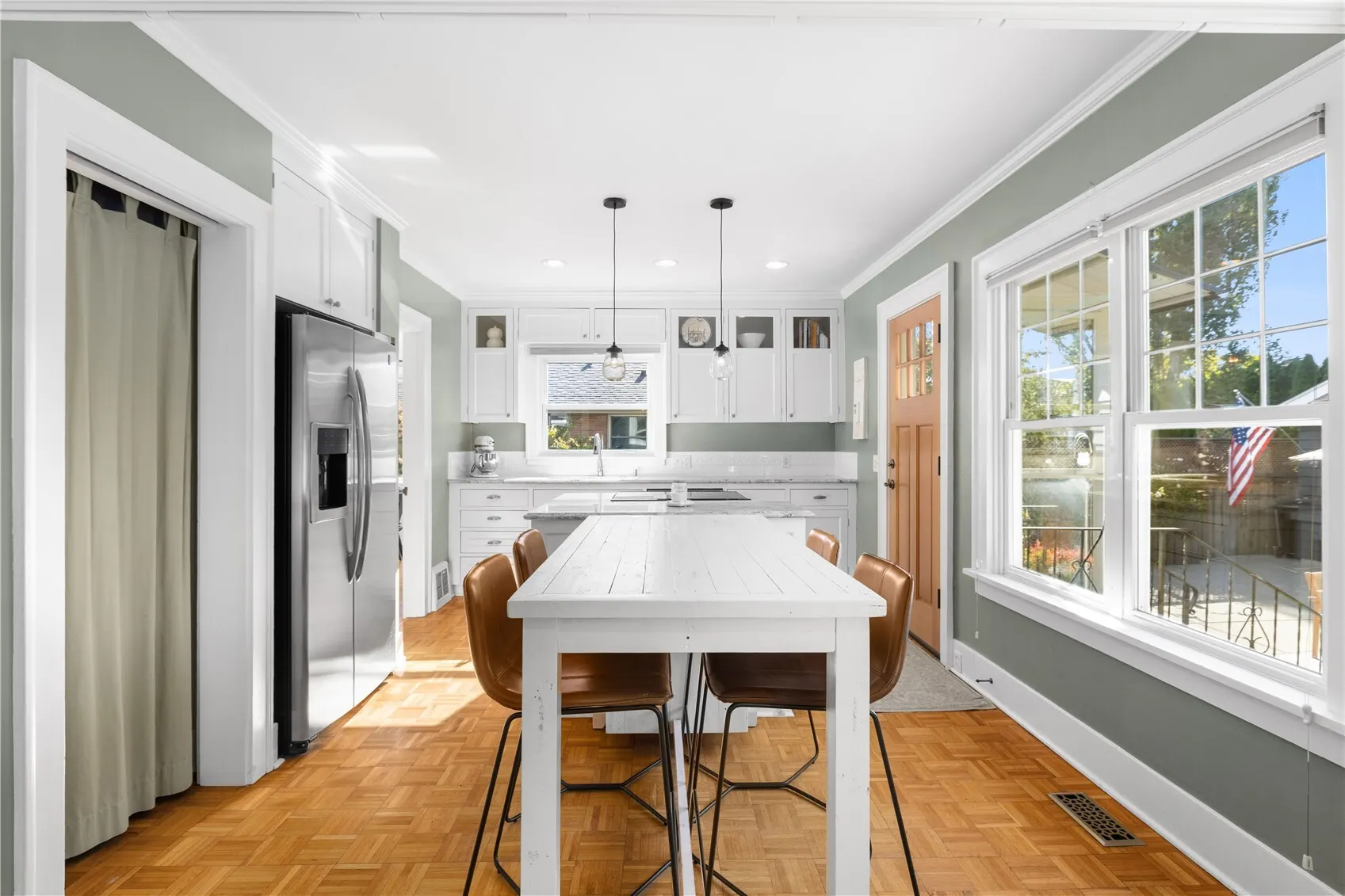 1537 Thorndyke Avenue W, Seattle, WA 98199