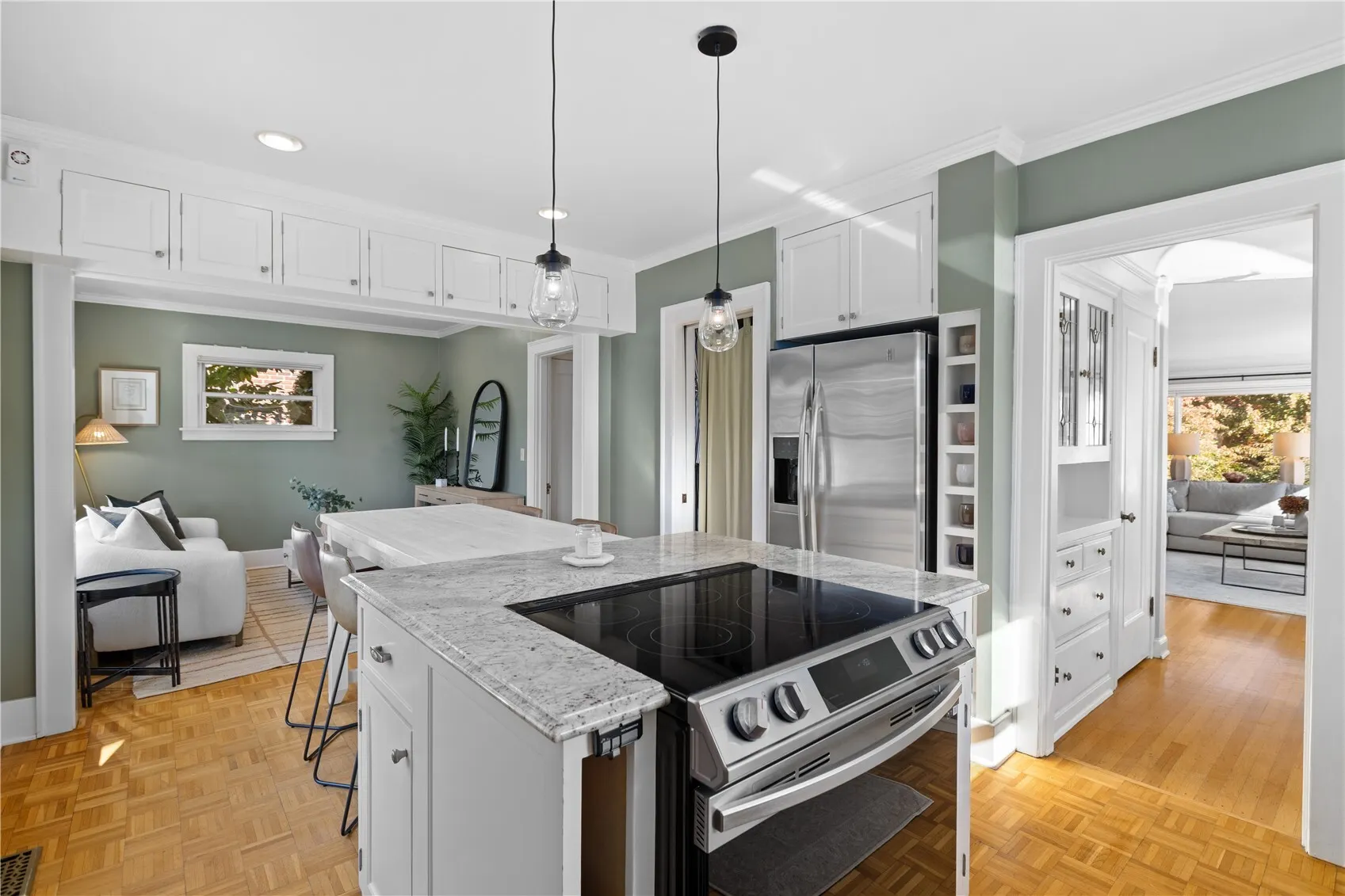 1537 Thorndyke Avenue W, Seattle, WA 98199