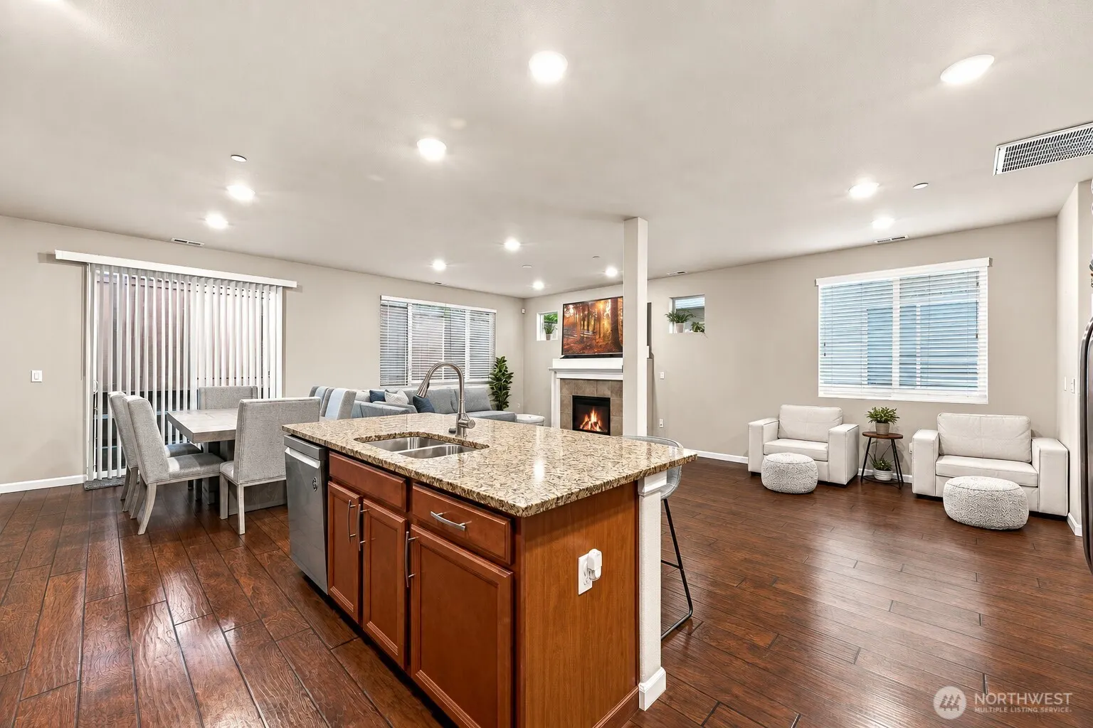 2733 197th Lane SW #B, Lynnwood, WA 98036