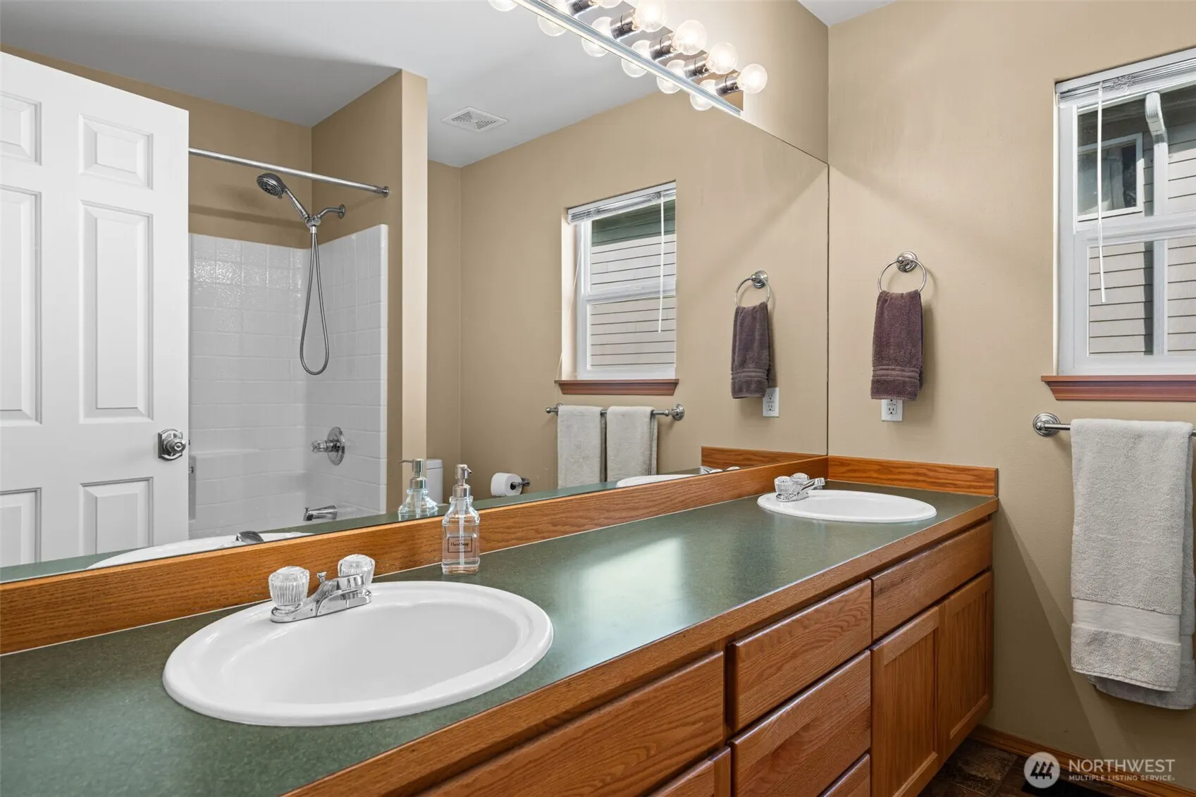 9818 S 220th Place , Kent, WA 98031