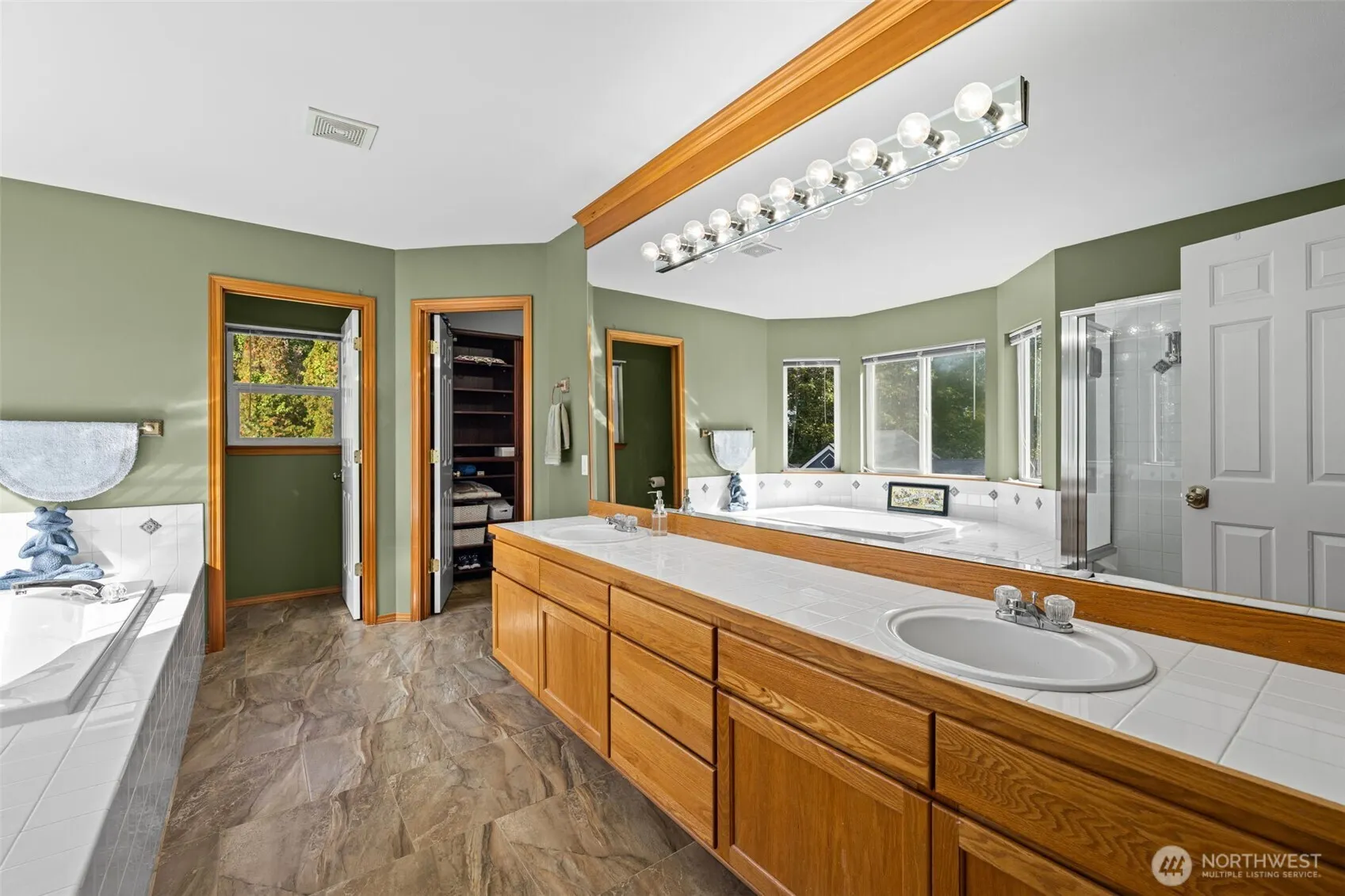 9818 S 220th Place , Kent, WA 98031
