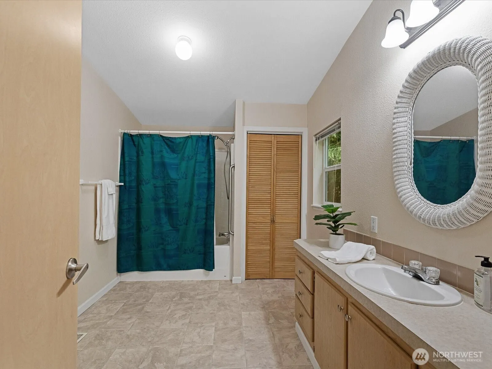 12608 NE Hollyhills Drive , Bothell, WA 98011