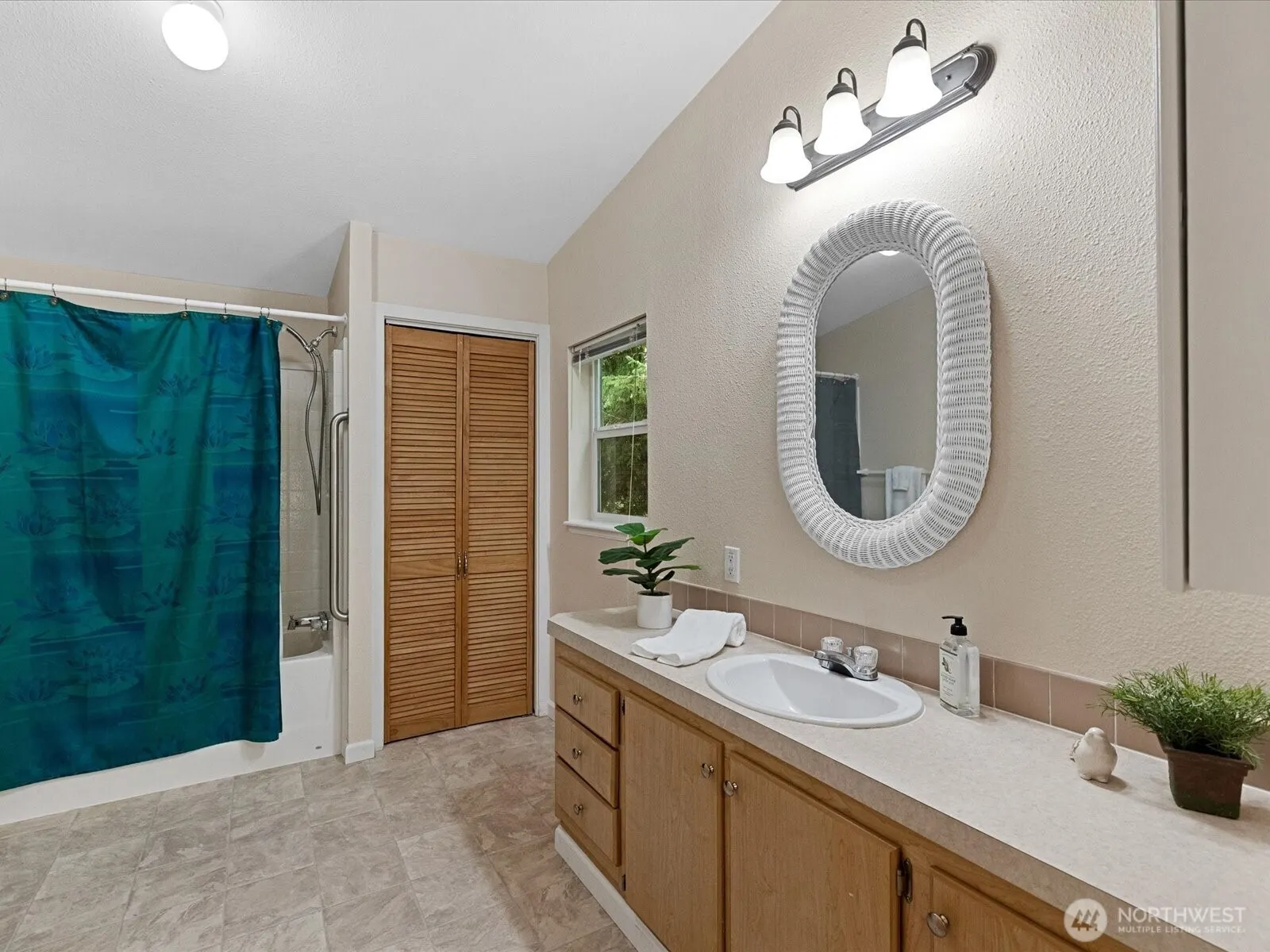 12608 NE Hollyhills Drive , Bothell, WA 98011
