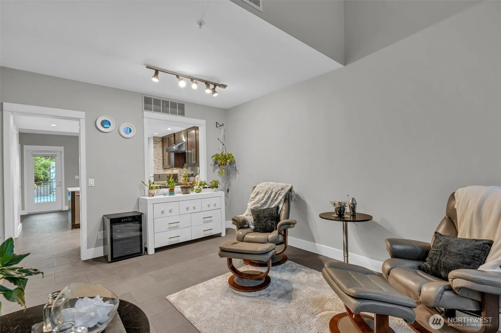 10042 Main Street #117, Bellevue, WA 98004-6027