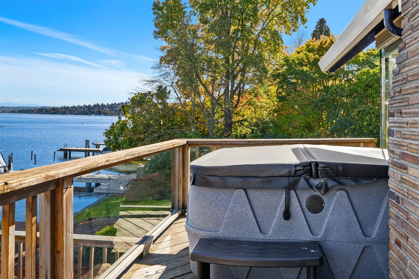 8428 Island Drive S, Seattle, WA 98118