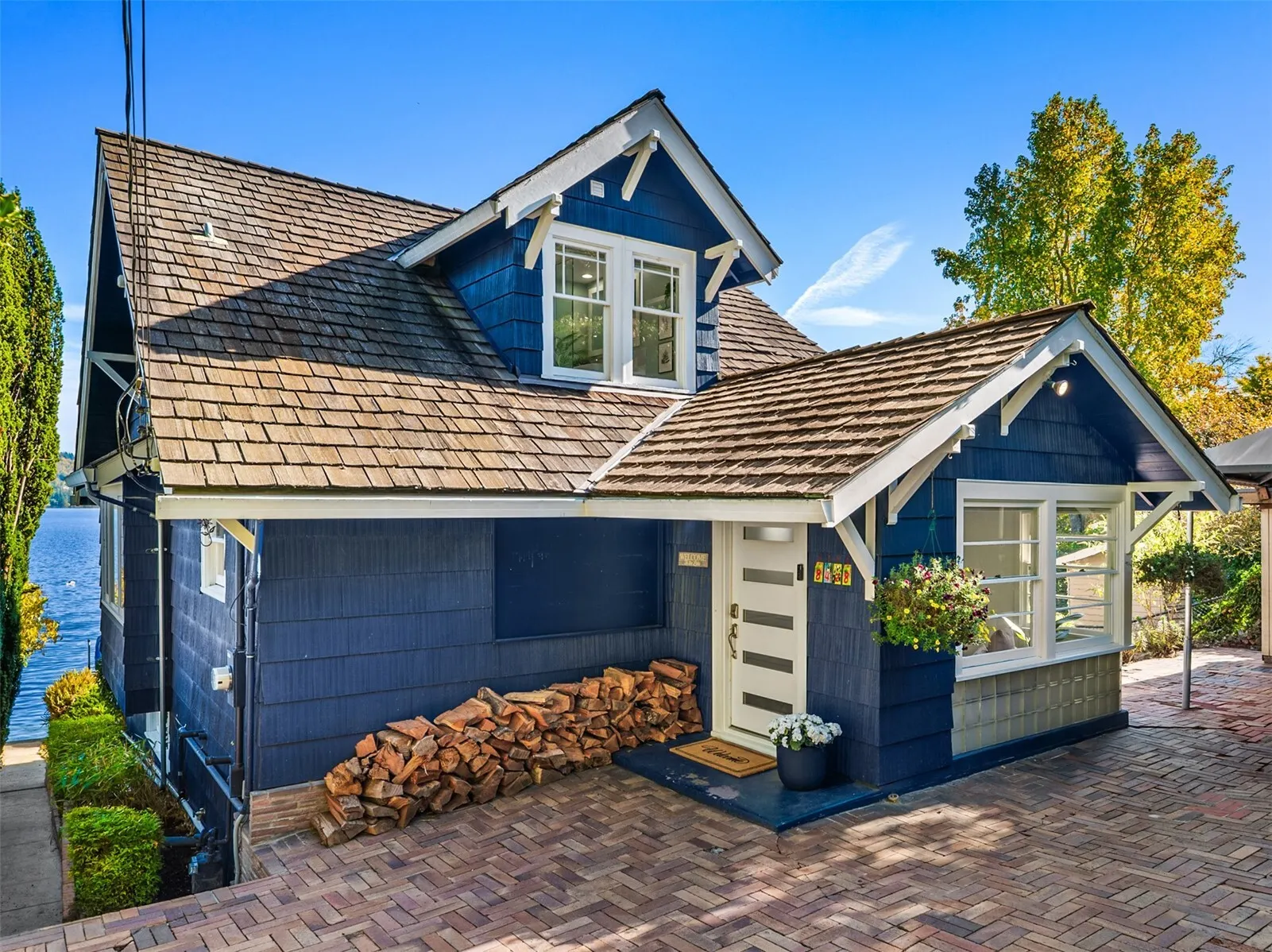 8428 Island Drive S, Seattle, WA 98118