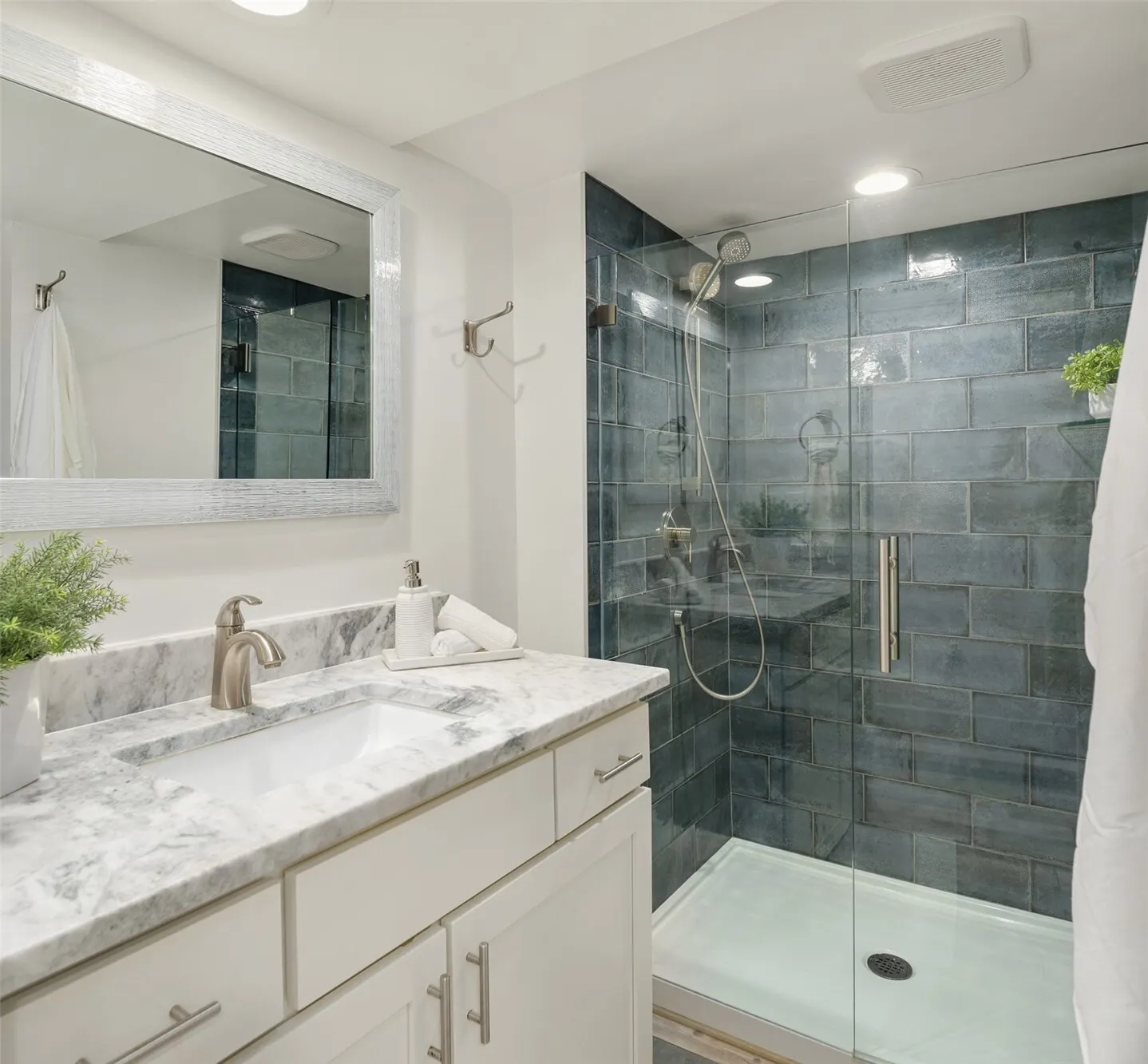 8428 Island Drive S, Seattle, WA 98118