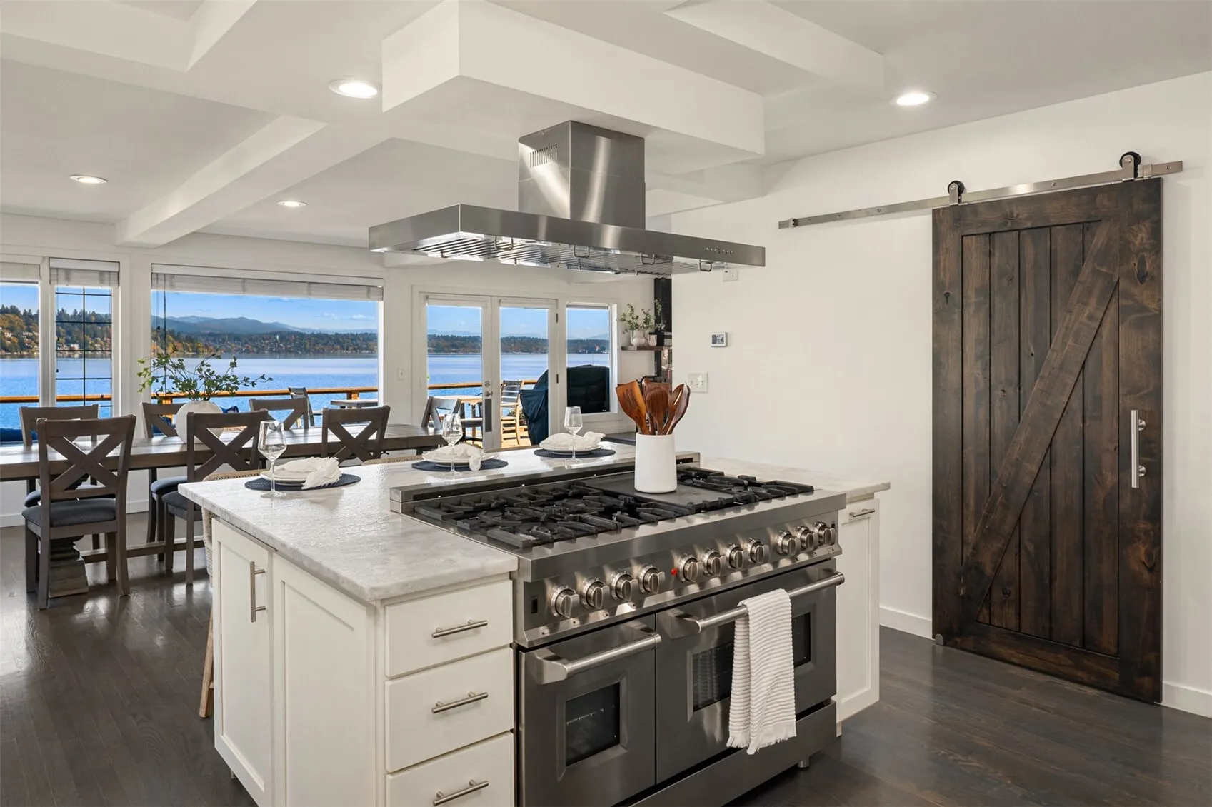 8428 Island Drive S, Seattle, WA 98118