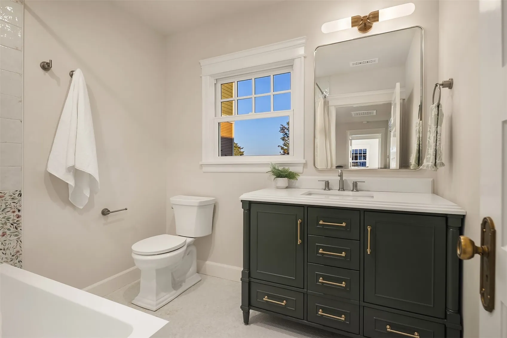 206 32nd Avenue , Seattle, WA 98122