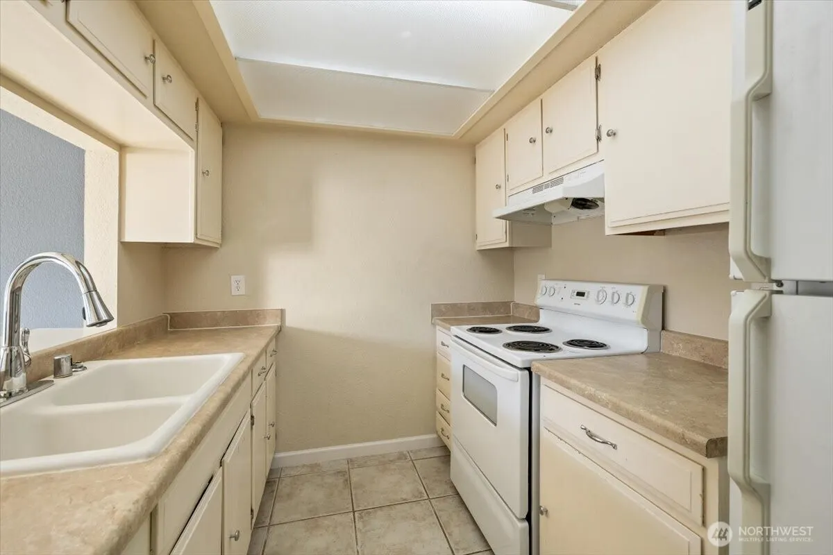 6703 204th Street SW #206, Lynnwood, WA 98036