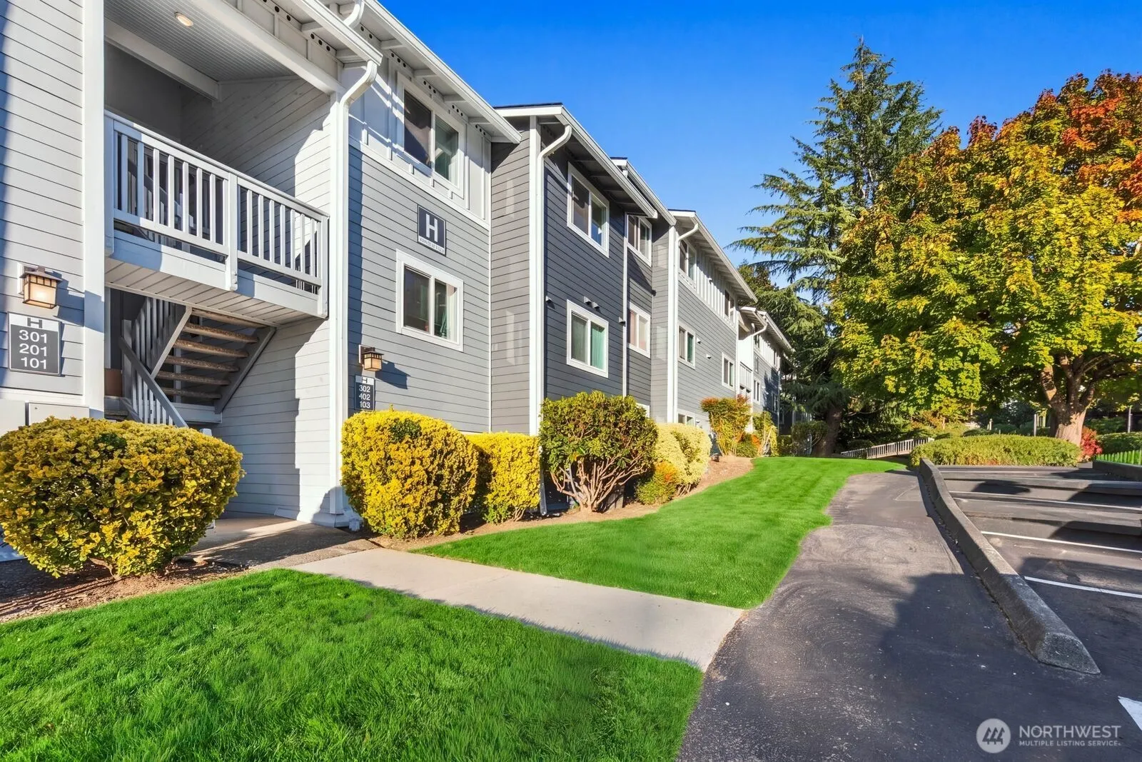 14124 NE 181st Place #H302, Woodinville, WA 98072-8557