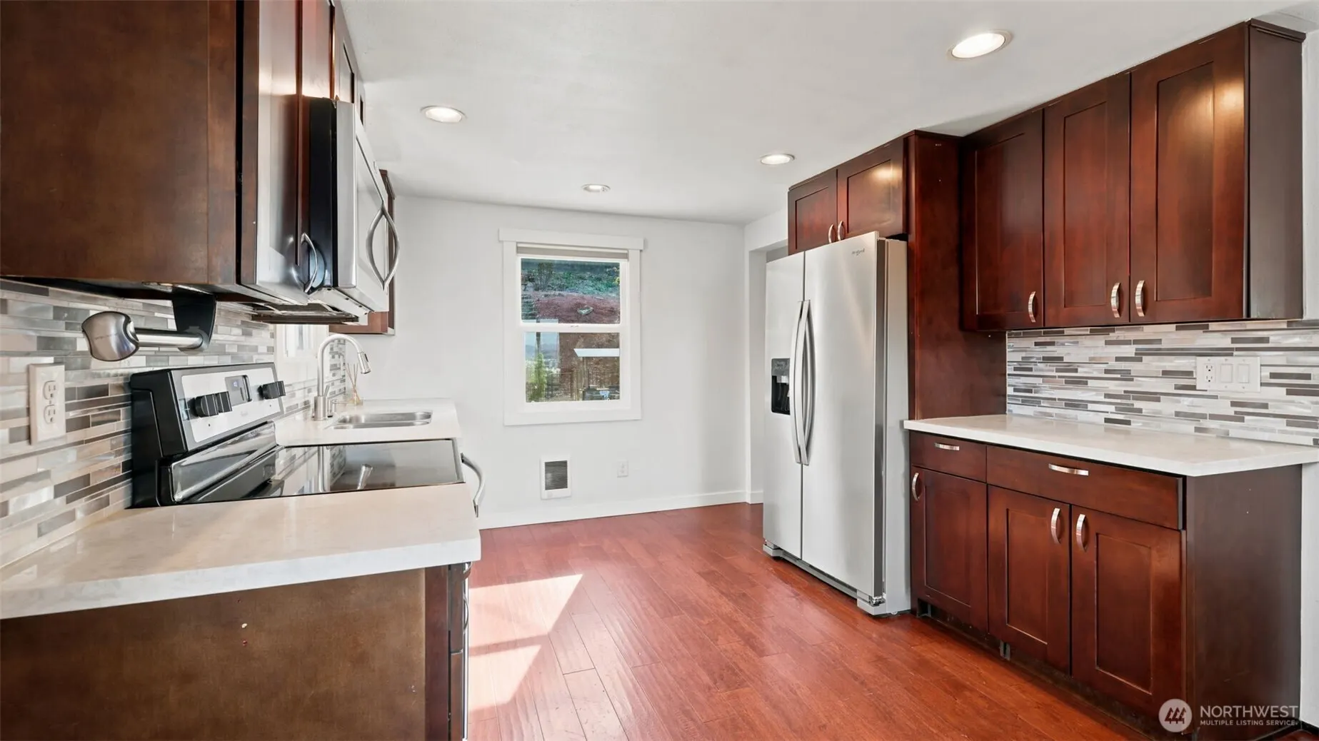 470 Grandey Way NE, Renton, WA 98056