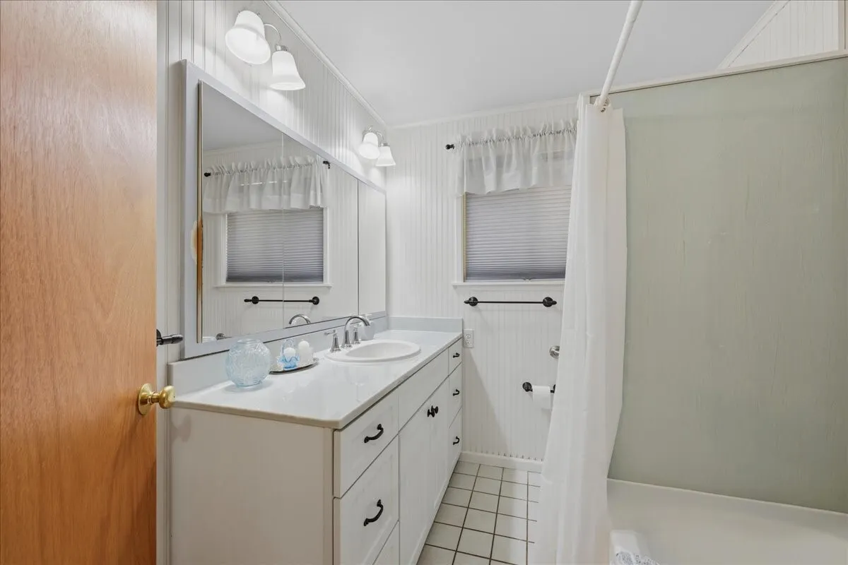 3868 NE 113th Street , Seattle, WA 98125-5741