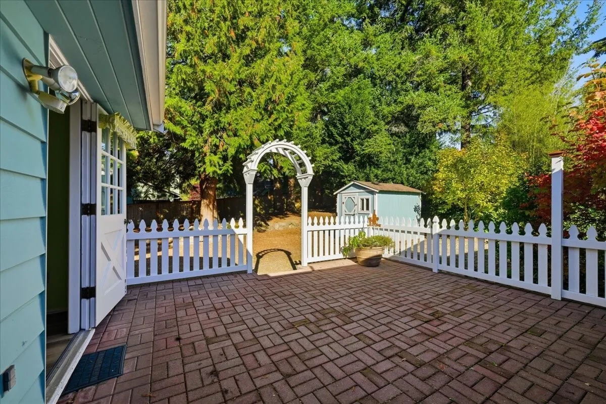 3868 NE 113th Street , Seattle, WA 98125-5741