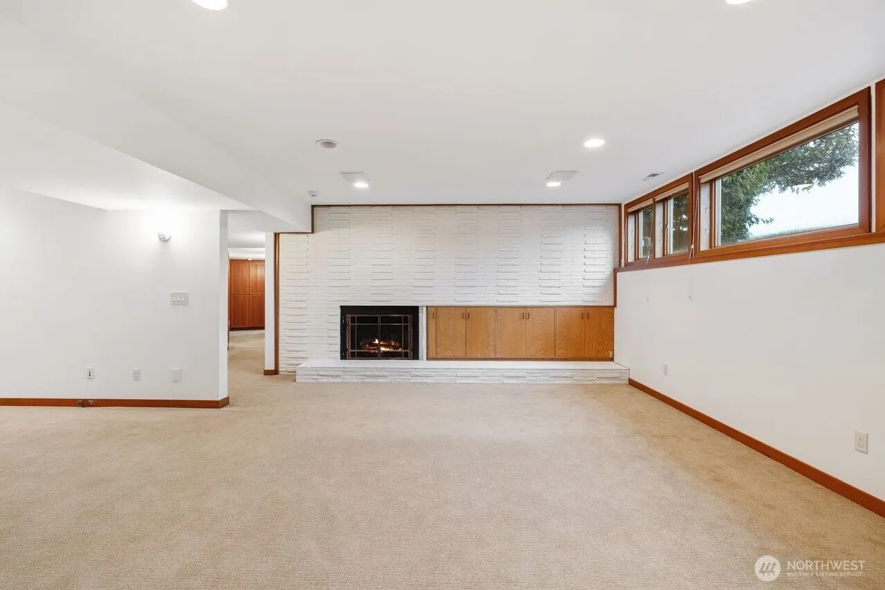 9600 Hilltop Rd , Bellevue, WA 98004