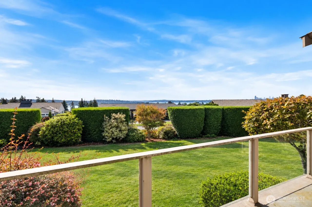 9600 Hilltop Rd , Bellevue, WA 98004