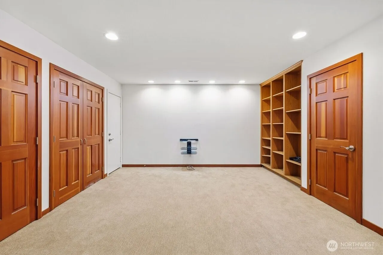 9600 Hilltop Rd , Bellevue, WA 98004