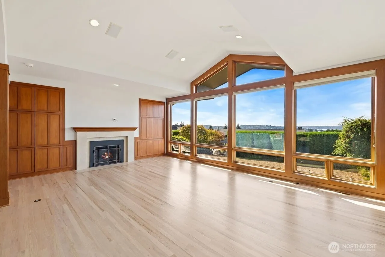 9600 Hilltop Rd , Bellevue, WA 98004