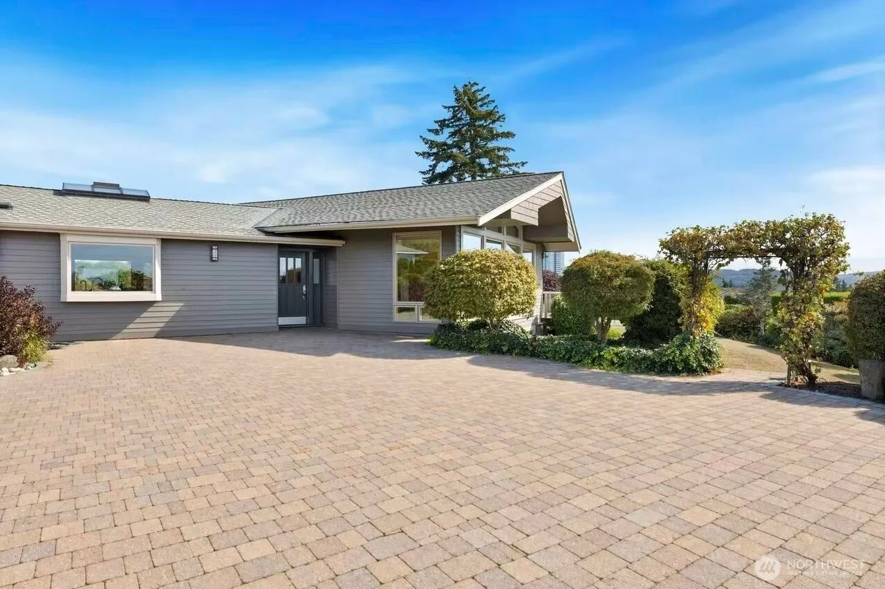 9600 Hilltop Rd , Bellevue, WA 98004