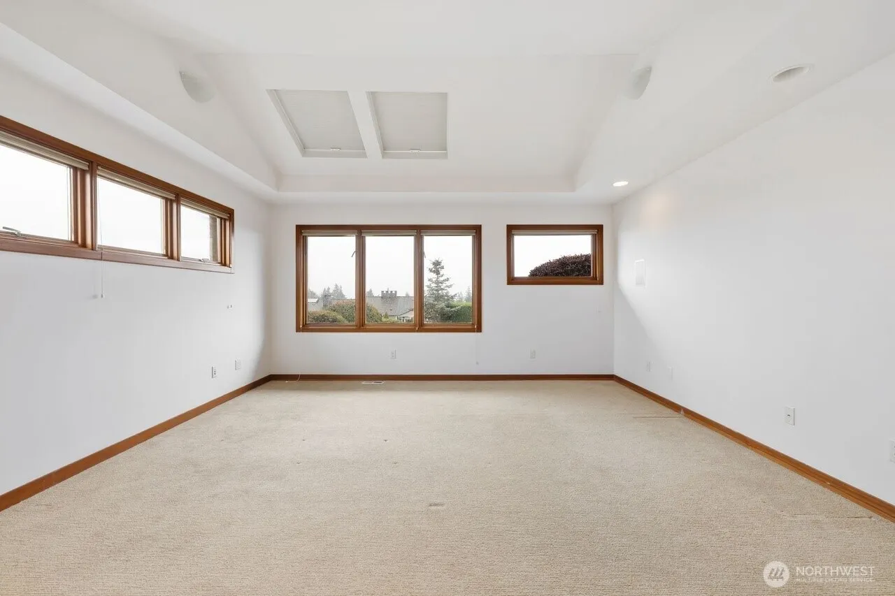 9600 Hilltop Rd , Bellevue, WA 98004