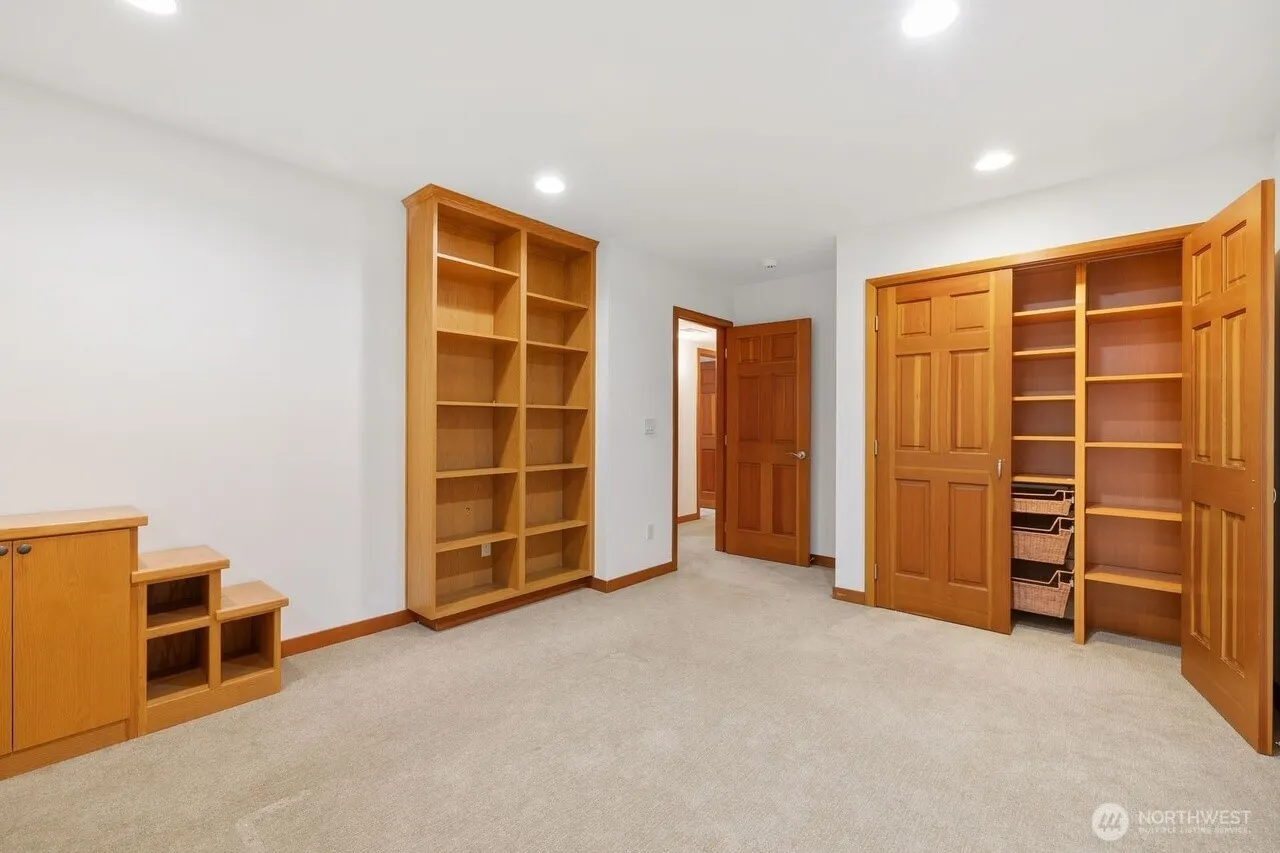 9600 Hilltop Rd , Bellevue, WA 98004