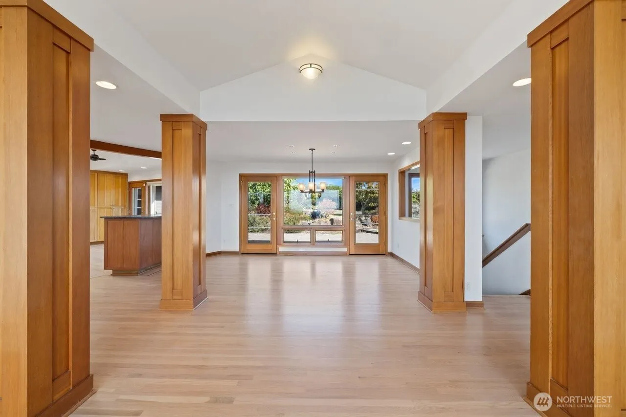 9600 Hilltop Rd , Bellevue, WA 98004