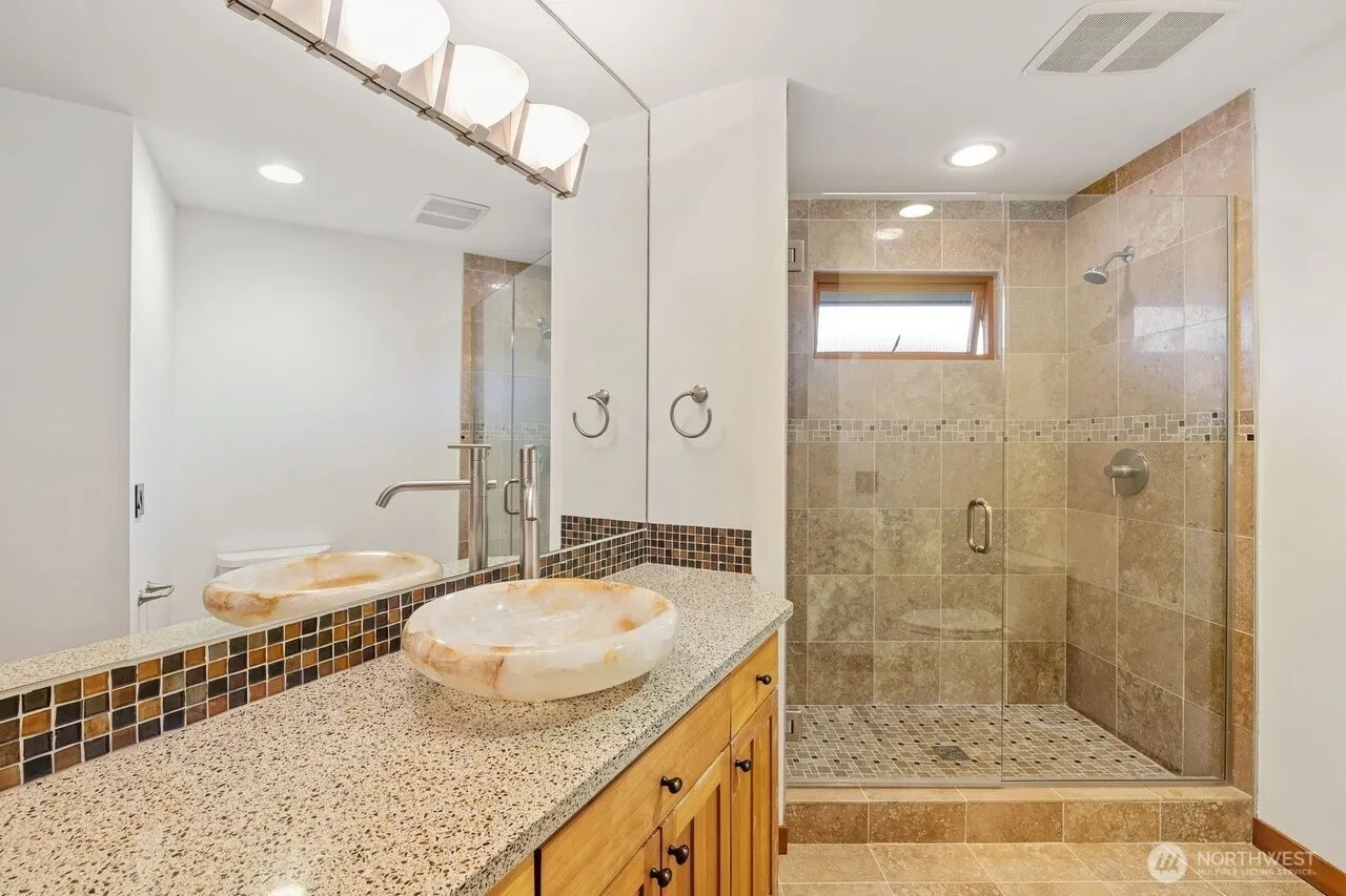 9600 Hilltop Rd , Bellevue, WA 98004