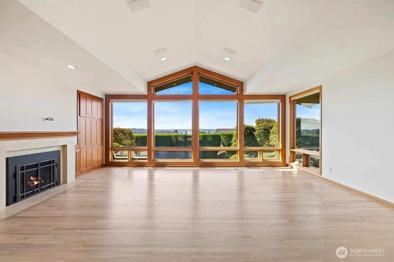 9600 Hilltop Rd , Bellevue, WA 98004