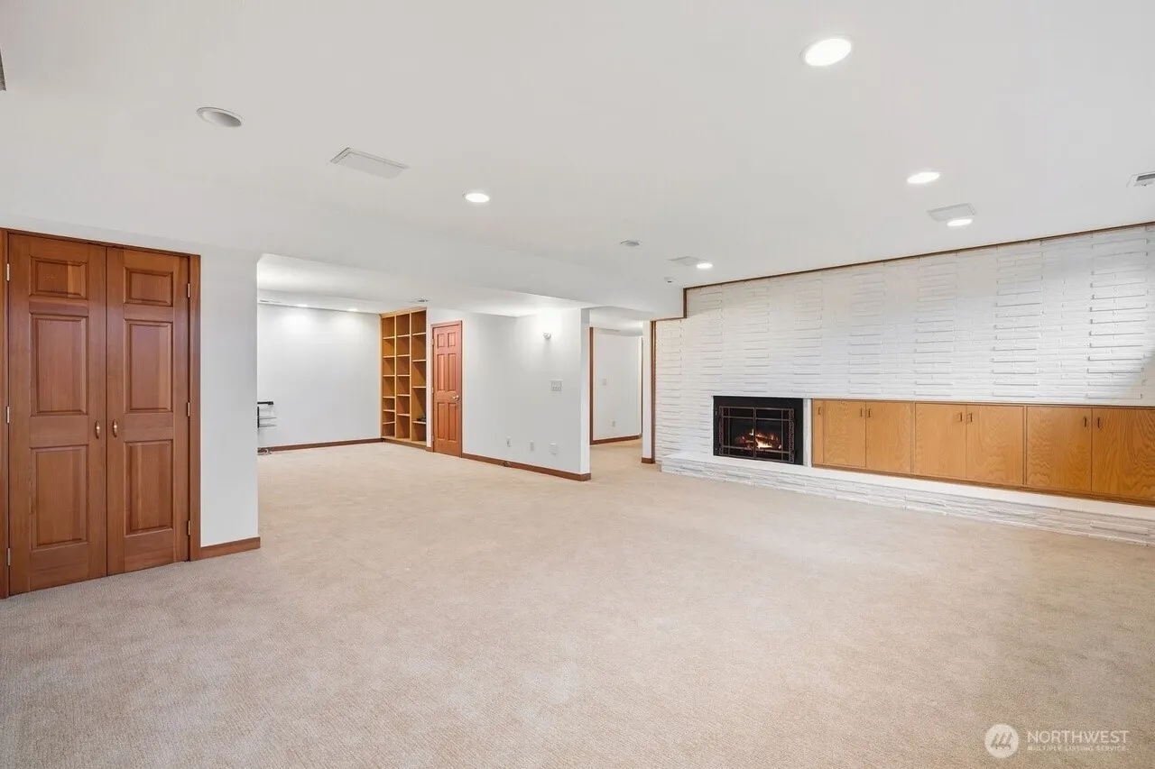 9600 Hilltop Rd , Bellevue, WA 98004