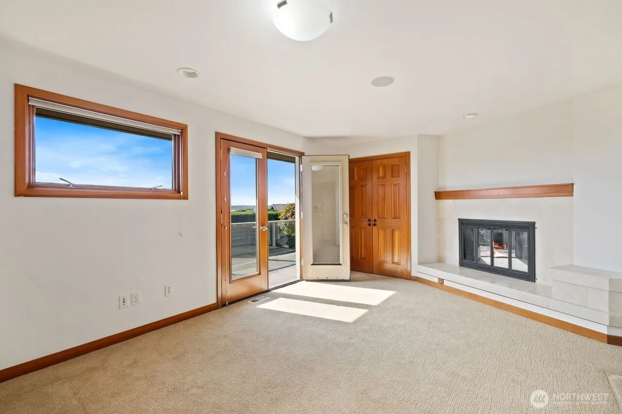 9600 Hilltop Rd , Bellevue, WA 98004