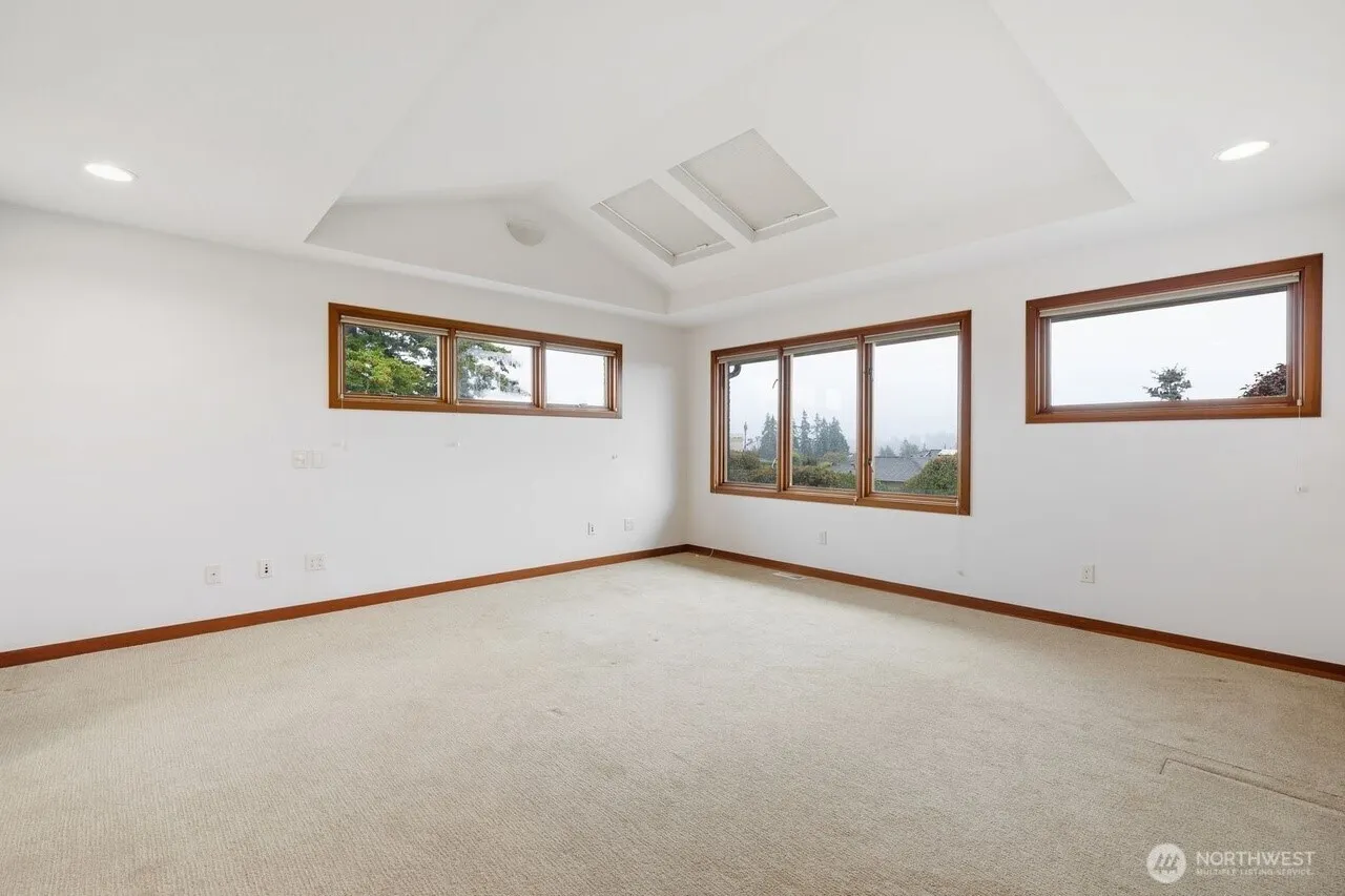 9600 Hilltop Rd , Bellevue, WA 98004