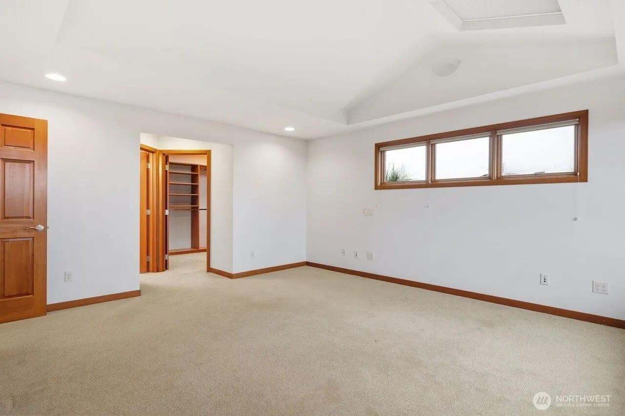9600 Hilltop Rd , Bellevue, WA 98004