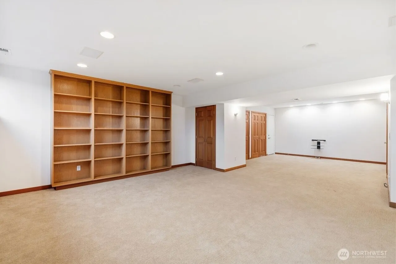 9600 Hilltop Rd , Bellevue, WA 98004