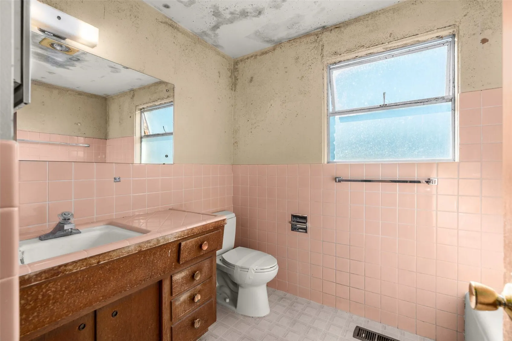7039 S Lakeridge Drive , Seattle, WA 98178