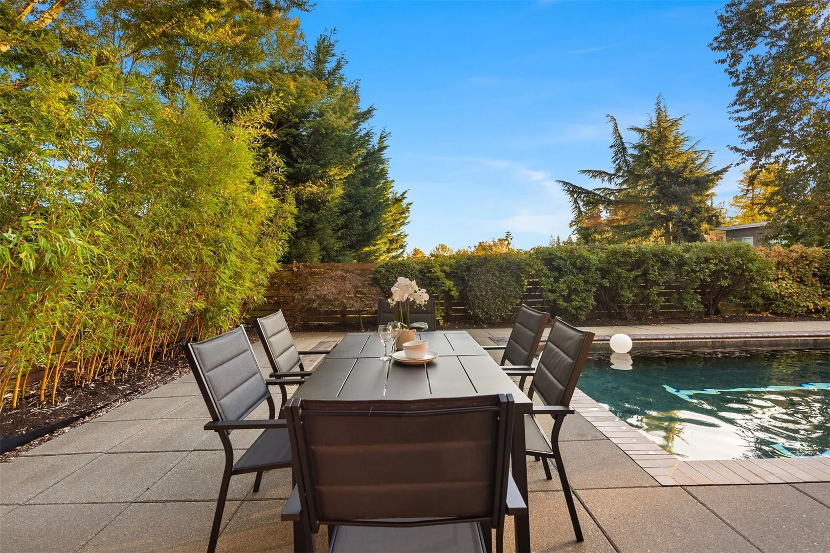 435 16th Lane , Kirkland, WA 98033-4905